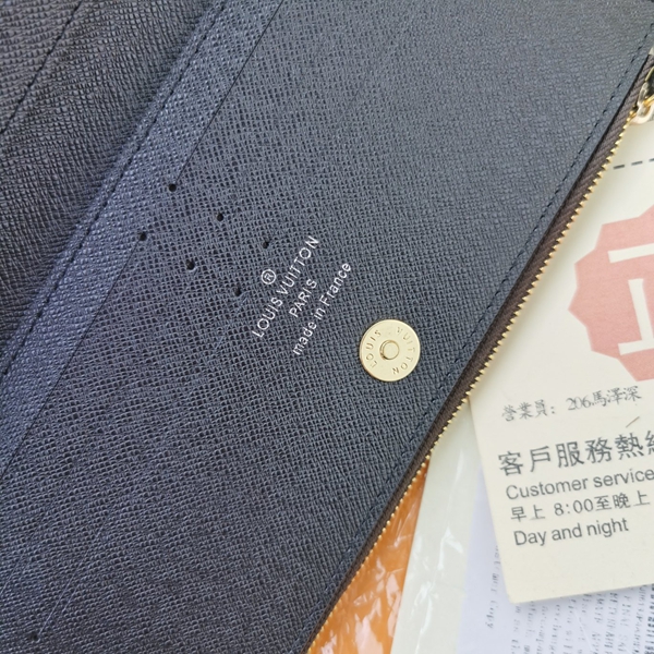 LVコピーウォレット着用イメージ